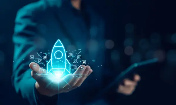 Programación con un hombre sosteniendo una representación digital de un cohete en sus manos, simbolizando innovación tecnológica.